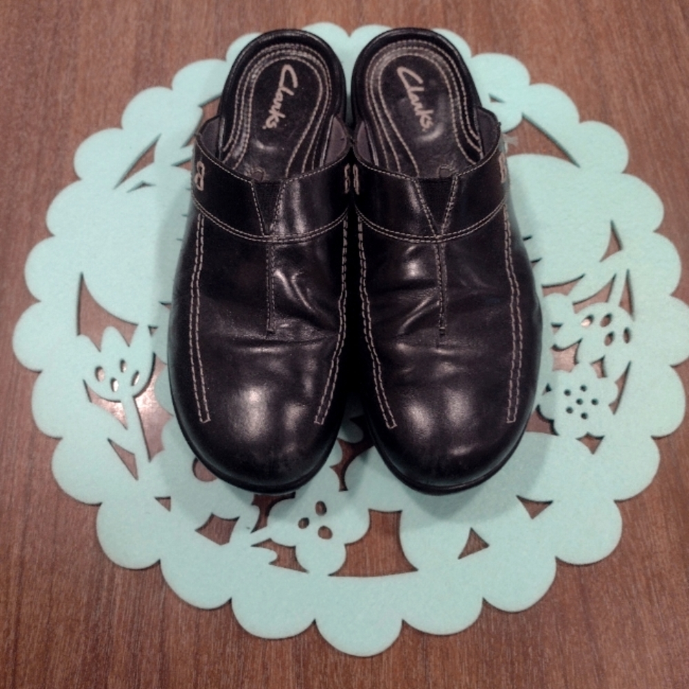 Women's Clarks clogs size 9 black
